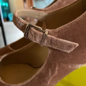 Gianni Bini 7 1/2 blush nude velvet heels slightly worn.